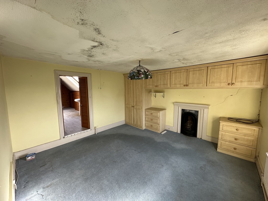 Lot: 135 - DETACHED COTTAGE FOR REFURBISHMENT ON 1.23 ACRES OF GROUNDS - Main Bedroom